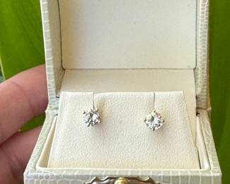 #176- $1,000 - 0.84 ctw studs diamonds clarity VS2/H color on yellow 14kt gold posts. - Wonderful quality.