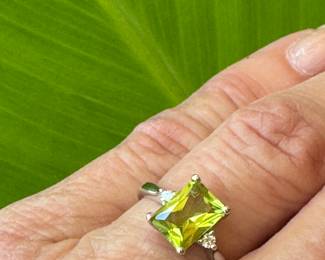 #170 - $325 - Peridot & diamond ring 14kt gold, 2.7 gr -Size 5