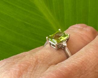 #170 - $325 - Peridot & diamond ring 14kt gold, 2.7 gr -Size 5