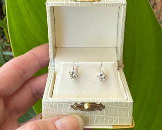 #176- $1,000 - 0.84 ctw studs diamonds clarity VS2/H color on yellow 14kt gold posts. - Wonderful quality.