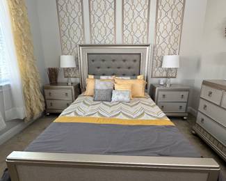$300 Rooms To Go (Sofia Vergara) Queen