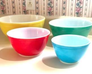 Vintage Pyrex Bowl Set