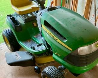 John Deere Series 100 LA 115 Garden Tractor/Lawn Mower.