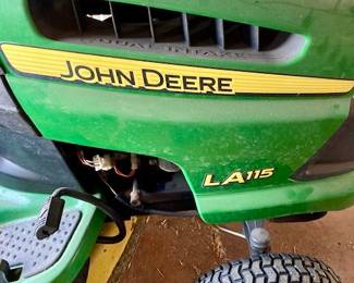 John Deere Series 100 LA 115 Garden Tractor/Lawn Mower.