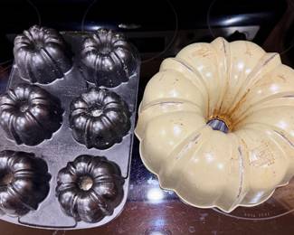 Bundt muffin and cake pans