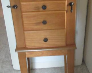 Nice jewelry chest ( bedroom 3)