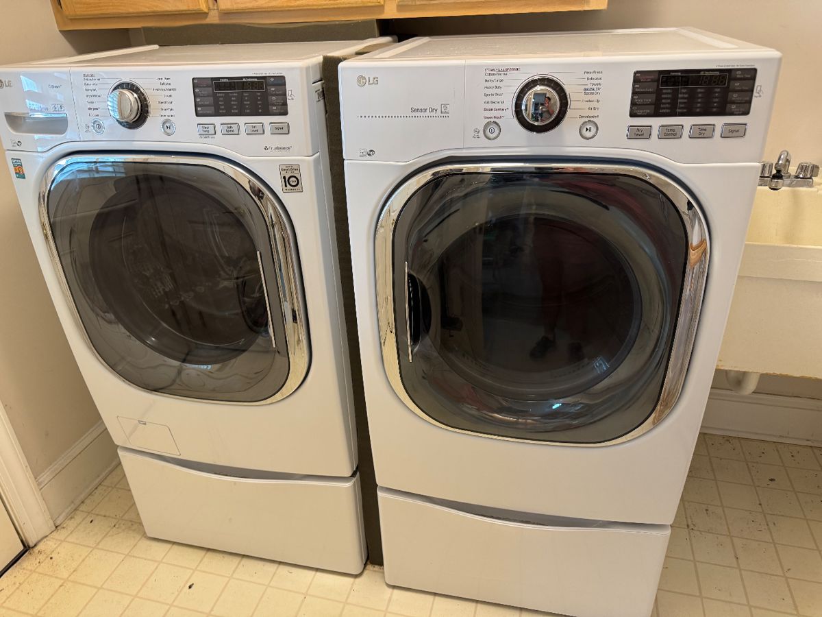 LG washer and dryer with pedestals