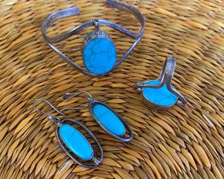 Rotating bracelet, ring & earrings
Turquoise & shell on reverse