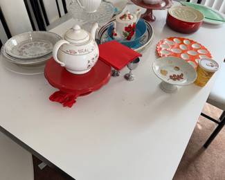 serviceable kitchen table and chairs