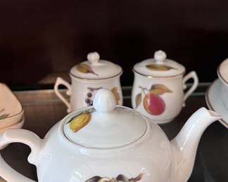 Royal Worcester (Porcelain) Tea Pot Evesham Gold Collection