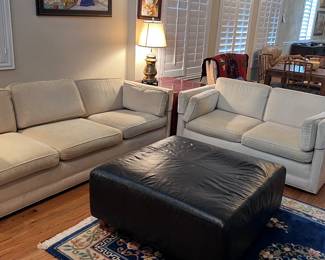 Nice living room set. Tweed Couch with matching Love seat 🩷