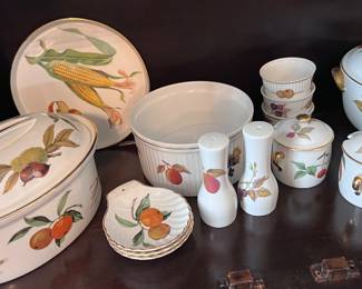 Royal Worcester (Porcelain) set. Evesham Gold Collection