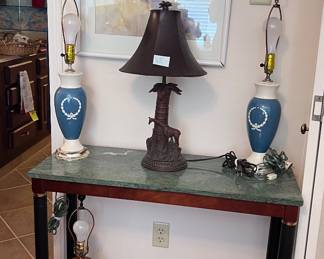 Beautiful vintage decor and lamps !