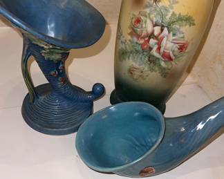 Roseville Pottery (1940), Bushberry Blue Glaze, Cornucopia Vase, pattern #154-8