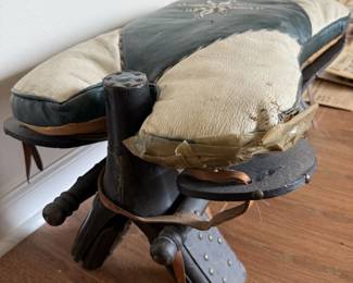 Camel saddle 