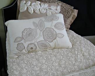 Like New King Comforter Set