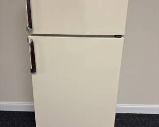 Kelvinator Refrigerator TSK-149AN 14.0 cubic feet H 63 3/16 W 28” D 52.5”