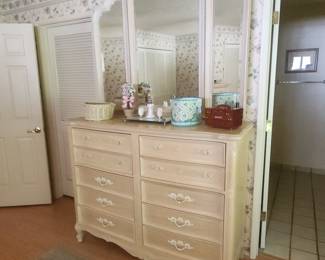 Lexington solid wood dresser with mirror in cream white,