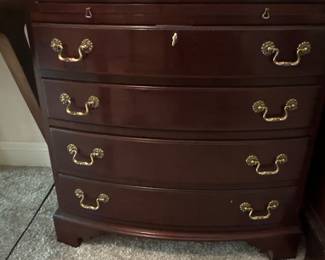 Lexington Furniture Co. - Heirloom Collection 
End Table / Nught Stand