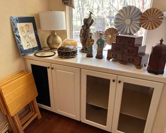 Variety of Accent Pieces 
Wooden TV trays