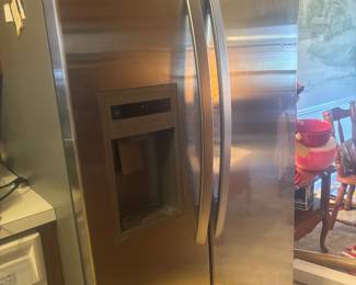 LG refrigerator. Works great