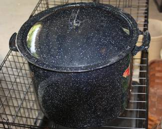 Large canning pot w/lid and canning rack