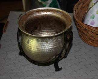Small metal pot w/handle
