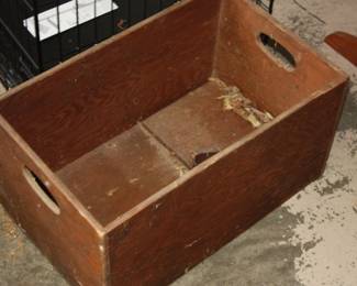 Vintage wood crate w/divider