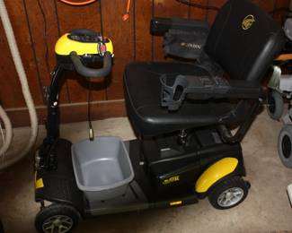 Golden Buzz-Around XL electric scooter w/battery charger/swivel seat/head light/ perfect condition w/ manual and booklet