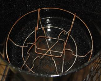 Large canning pot w/lid and canning rack