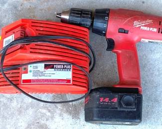 186 - Milwaukee Cordless Driver / Drill & Charger You are buying a used as-is electric/electronic item. We do not guarantee all components are present, and if it is not expressly stated, it is untested.
