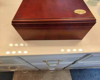 THOMPSON CO. CIGAR HUMIDOR $15