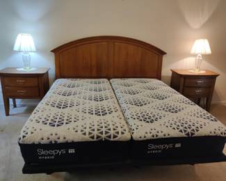 SLEEPYS KING ADJUSTABLE BED XL TWIN SPLIT....MISSING REMOTES WILL NEED TO ORDER- HENSE PRICE DROPPED TO $400 FOR BED