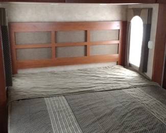 Queen bed in Heartland
