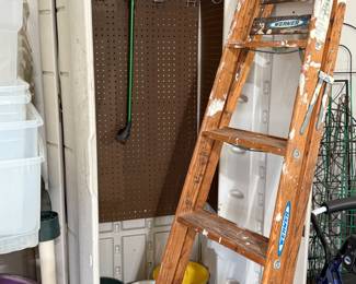 LADDER AND STORAGE CONTAINER