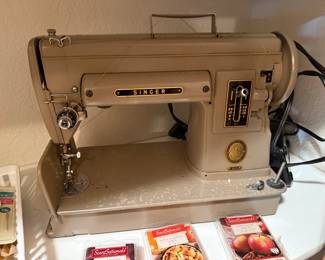 VINTAGE SINGER SEWING MACHINE