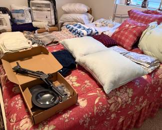 LINENS, MAGNIFYING LAMP