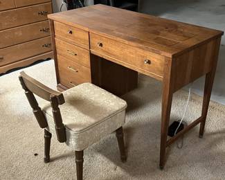 Lot 146 | Singer Commercial Sewing Machine w Desk