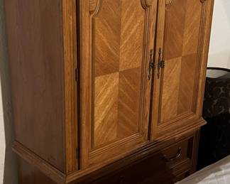 Lot 140 | Armoire TV Cabinet