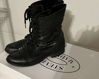 Lot 300 | Sz 9 Steve Madden Boots