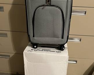 Lot 247 | Houndstooth London Fog Carry On 360wheels