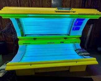 Ultra-wide tanning bed. Picture added 23-May-2025.