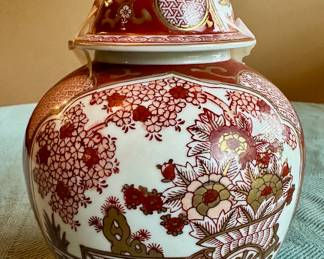 Japanese gold Imari lidded ginger jar.