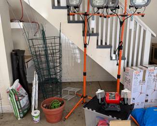 HDX 1,000 Watt Halogen Twin-Head Tripod Work Lights and Garden Stakes. 