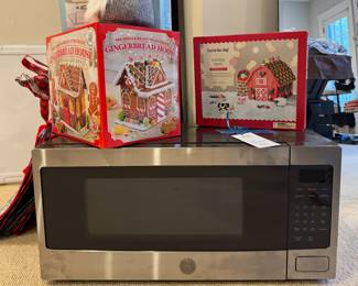 GE Counter Top Microwave. 