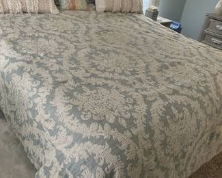 King JQueen Comforter, w king shams and bedskirt. $100