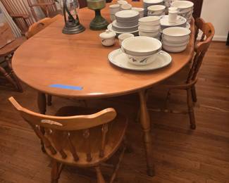 Vintage maple table & chairs (w/ 2 leafs)