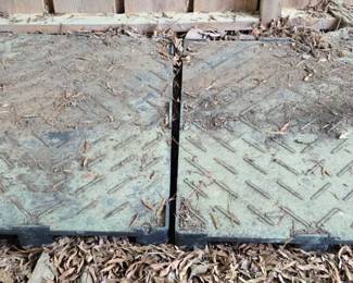 Heavy duty risers, pallets