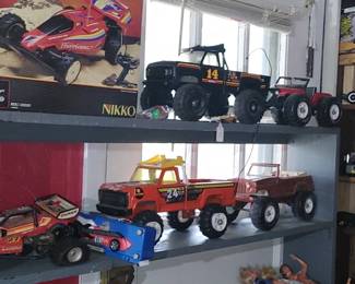 Lots great vintage toys left metal Tonka trucks Johnny lightning and other like Matchbox and more
