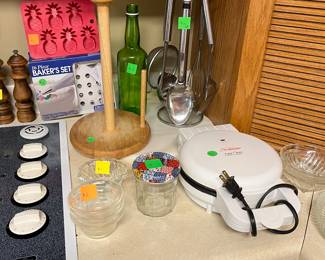 Assorted kitchen items